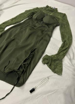 Оливкова атласна  сукня з мереживними рукавами та рюшами3 фото