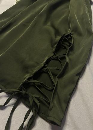 Оливкова атласна  сукня з мереживними рукавами та рюшами6 фото