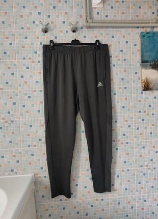 Спортивные штаны adidas.