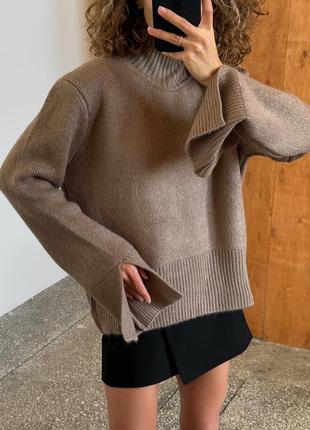 Светр з розрізами на рукавах мокко