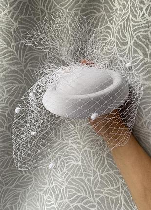 Свадебная шляпа с вуалью на заколке фата белая