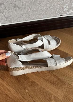 Кожаные босоножки