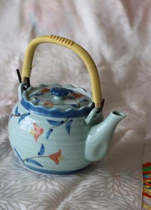 Японский винтажный керамический чайник для заваривания чая.