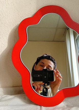 Яркое декоративное волнистое зеркало в деревянной раме, цветное трендовое интерьерное зеркало