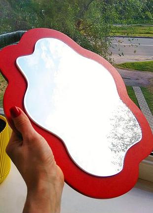 Яркое декоративное волнистое зеркало в деревянной раме, цветное трендовое интерьерное зеркало