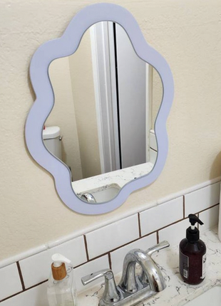 Яркое декоративное волнистое зеркало в деревянной раме, цветное трендовое интерьерное зеркало