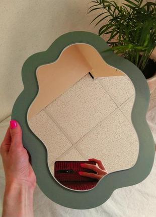 Яркое декоративное волнистое зеркало в деревянной раме, цветное трендовое интерьерное зеркало