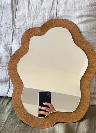 Яркое декоративное волнистое зеркало в деревянной раме, цветное трендовое интерьерное зеркало