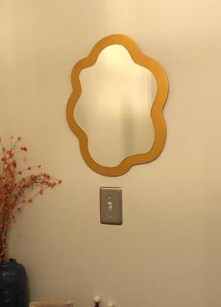 Яркое декоративное волнистое зеркало в деревянной раме, цветное трендовое интерьерное зеркало