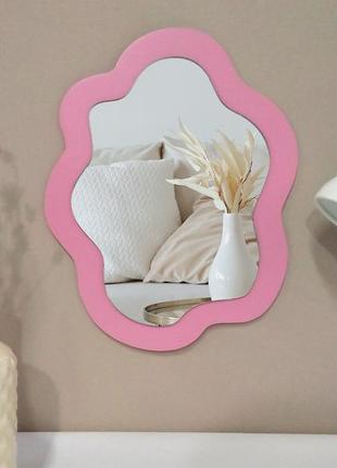 Яркое декоративное волнистое зеркало в деревянной раме, цветное трендовое интерьерное зеркало