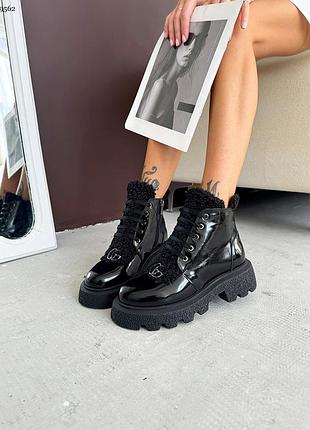 Трендовые женские демисезонные/зимние ботинки с мехом teddy натуральная лаковая кожа в черном цвете 9562