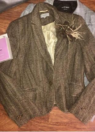 Вовняний коричневий жакет з гарними ґудзиками