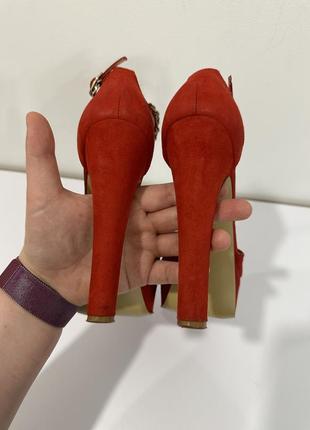 Красные замшевые босоножки на высоких каблуках со стразами камнями6 фото