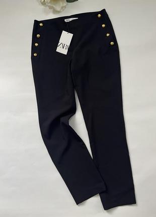 Стильные черные брючные брюки zara с декоративными пуговицами.