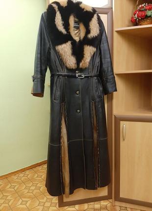 Пальто осень/зима, кожаное, с воротником из натурального меха песца.