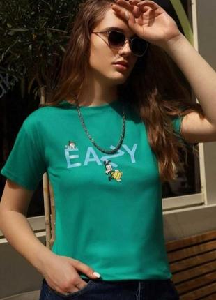 Стильная женская футболка с принтом зеленая1 фото