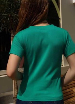 Стильна жіноча футболка з принтом зелена2 фото