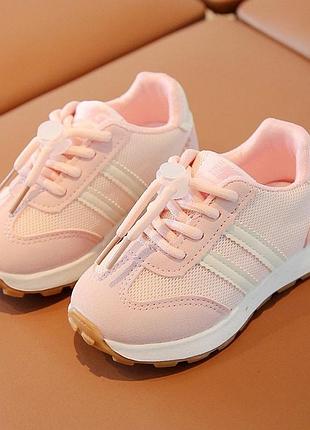 Гарненькі кросівки3 фото