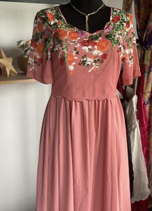 Неймовірна сукня ошатна