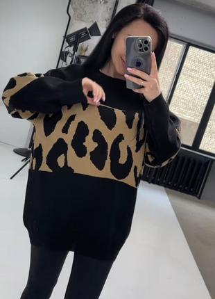 Женский удлиненный свитер с леопардовым принтом