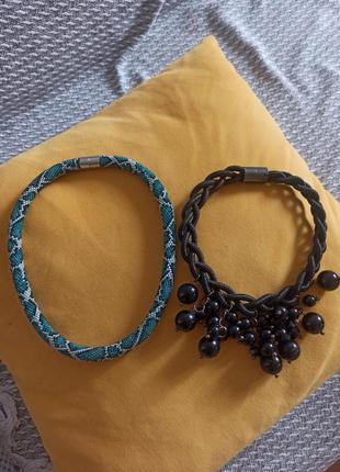 Дві прикраси на шию