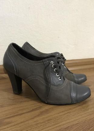 Серые кожаные туфли