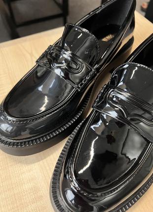 Лакированные лоферы zara