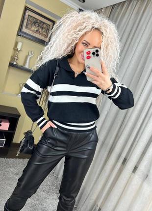 Класичний джемпер у смужку з комірцем «поло»