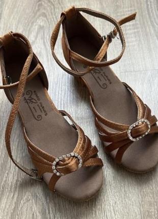 Новые туфли для бальных танцев