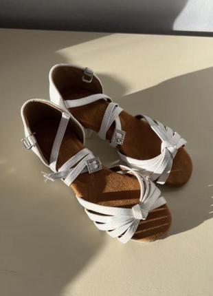 Білі туфлі танцювальні