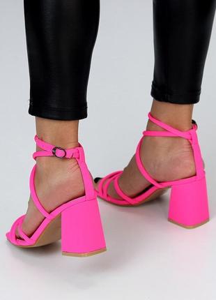 Яркие розовые/фуксия босоножки квадратный носок широкий каблук 38-409 фото