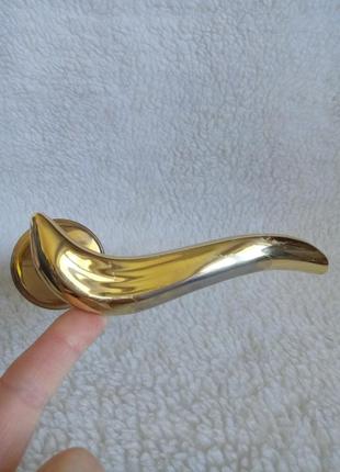 Ручка на розетке colombo piuma ar11 полированная латунь италия