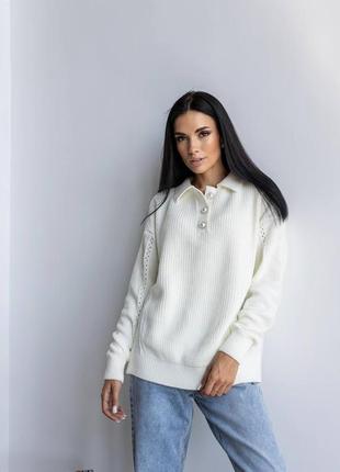 Светр-поло з гудзиками у вигляді перлів – це ніжність та елегантність у кожній деталі. ідеальний виб