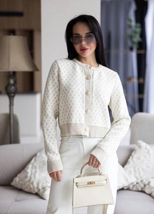 Вязаная кофта в стиле old money с изысканными золотыми пуговицами и уникальным узором