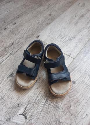 Детские босоножки бренда clarks