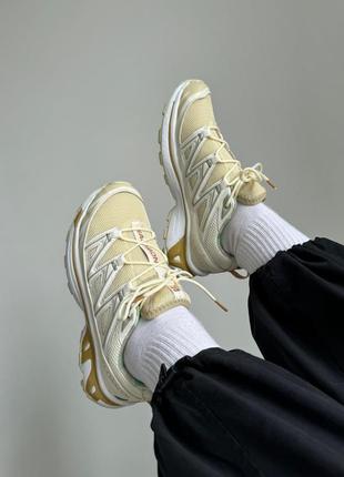 Женские кроссовки белые с золотым salomon xt-6 white/gold10 фото