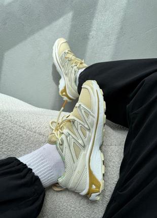 Женские кроссовки белые с золотым salomon xt-6 white/gold2 фото