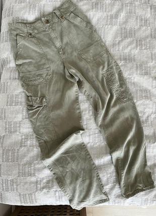 Штани карго кольору хакі від hm
