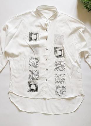 Белая блуза с интересным принтом.2 фото