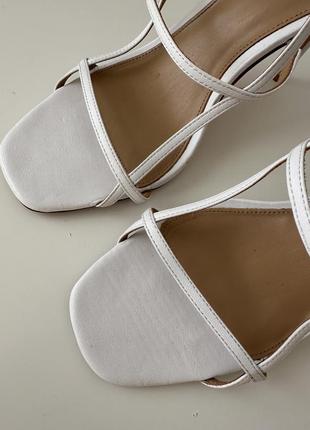 Белые босоножки сандалии с тонкими ремешками на каблуке5 фото