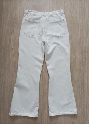 Стильные укороченные белые джинсы клеш от колена zara, размер 38.8 фото