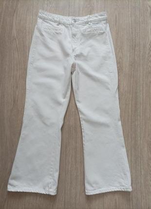 Стильные укороченные белые джинсы клеш от колена zara, размер 38.9 фото