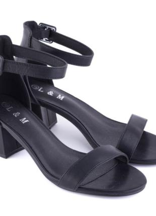 Стильные черные босоножки на широком устойчивом каблуке с ремешком закрытой пяткой3 фото