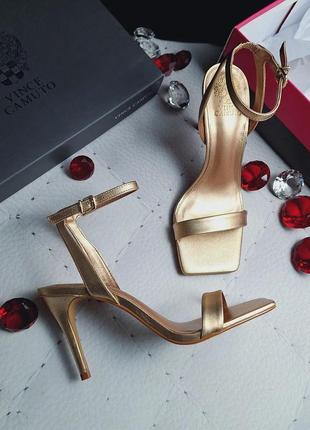 Vince camuto оригінал золоті шкіряні босоніжки на шпильці