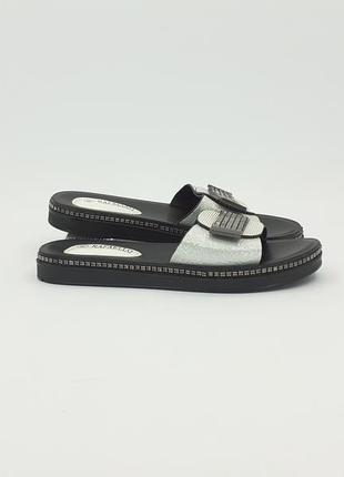 Продам женские шлепанцы белого цвета с серебристым 39 р