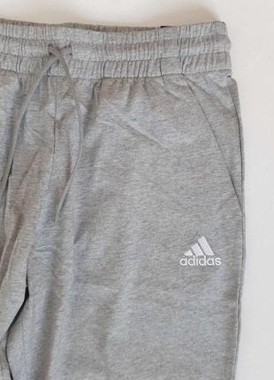 Оригінальні легкі штани adidas ess jersey tapered open hem / ic94115 фото