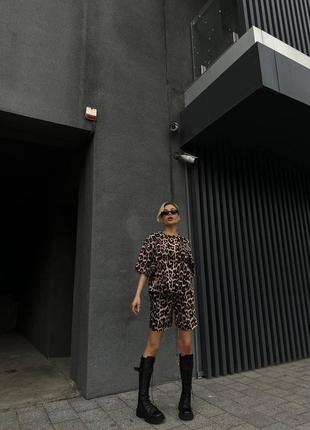 Стильний костюм футболка та подовжені шорти в леопардовий принт