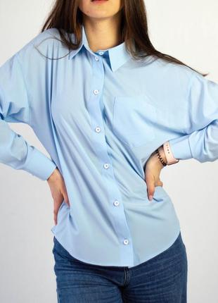 Блакитна жіноча оверсайз сорочка з одним карманом (стильна блуза вільного зі спущеними плечима), s, 42-44
