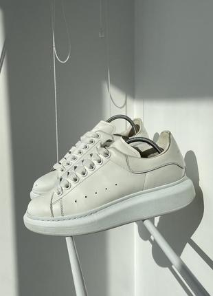 Кроссовки alexander mcqueen oversized sneaker mono white2 фото