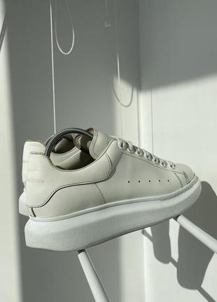 Кроссовки alexander mcqueen oversized sneaker mono white10 фото